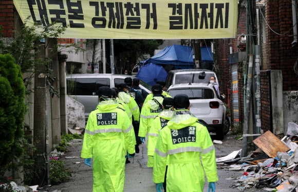 보석 취소로 재수감되는 전광훈 목사의 구인이 예정된 7일 오후 서울 성북구 사랑제일교회 인근 사택으로 경찰 경비병력이 진입하고 있다. 2020.9.7  연합뉴스