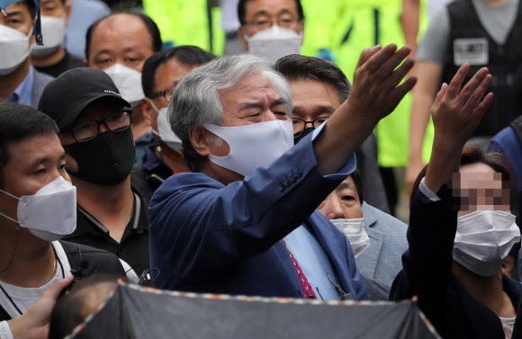 보석 취소로 재수감되는 전광훈 목사가 7일 오후 성북구 사랑제일교회 인근 자택에서 호송되고 있다. 2020.9.7  연합뉴스