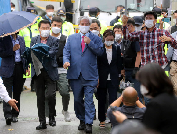 보석 취소로 재수감되는 전광훈 목사가 7일 오후 성북구 사랑제일교회 인근 자택에서 호송되고 있다. 2020.9.7  연합뉴스