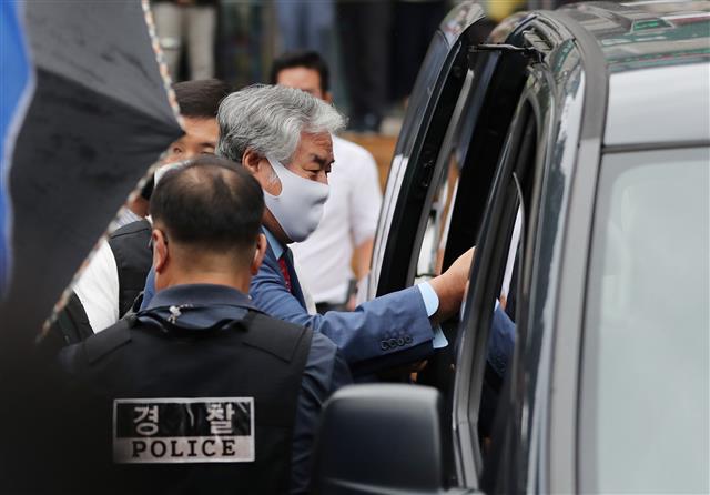 보석 취소로 재수감되는 전광훈 목사가 7일 오후 서울 성북구 사랑제일교회 인근 사택에서 호송차로 이동하고 있다.  이날 서울중앙지방법원 형사합의34부는 전광훈 목사의 보석을 취소해달라는 검찰의 청구를 받아들였다. 이에 검찰은 즉시 관할 경찰서에 수감지휘서를 보냈다. 2020.9.7 뉴스1