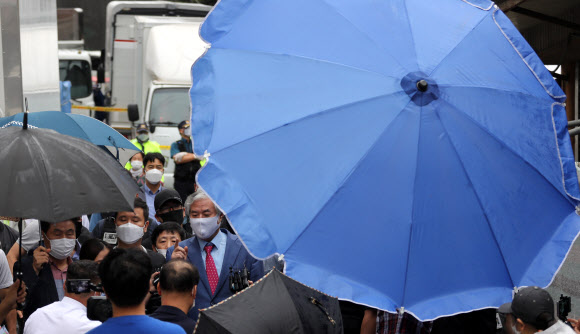 보석 취소로 재수감되는 전광훈 목사가 7일 오후 성북구 사랑제일교회 앞에서 경찰차로 향하고 있다. 2020.9.7  연합뉴스