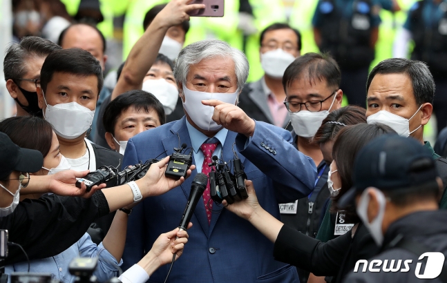 보석 취소로 재수감되는 전광훈 목사가 7일 오후 서울 성북구 사랑제일교회 인근 자택에서 호송차로 이동하던 중 기자회견을 갖고 있다. 2020.9.7/뉴스1