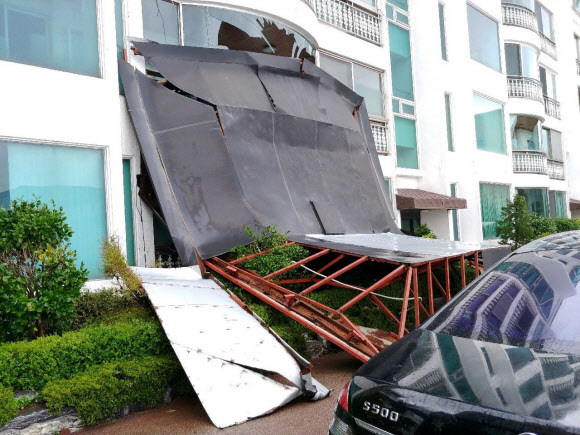 7일 오전 9시 50분께 부산 해운대구에 있는 4층 건물 옥상에 설치된 가로 7m, 세로 9m 철골 구조물이 태풍에 날려 20m 떨어진 빌라를 덮쳤다.  이 사고로 빌라 1, 2층 베란다와 유리창이 깨지는 등 피해가 발생했다.  사진은 강풍에 날아간 철 구조물. 2020.9.7  부산경찰청 제공