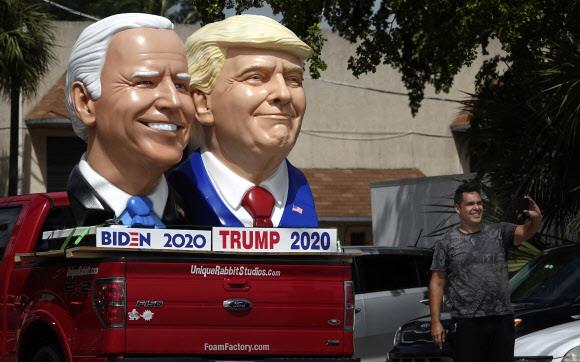 플로리다주 포트로더데일에서 지난 3일(현지시간) 한 트럭에 조 바이든(왼쪽) 민주당 후보와 도널드 트럼프 대통령의 조형물이 실려 있다.  포트로더데일 AP