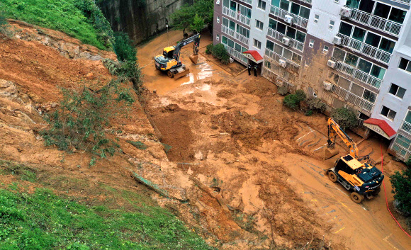 태풍 ‘하이선’ 영향으로 7일 경남 거제시 한 아파트 주차장 인근에서 산사태가 발생해 승용차, 아파트 입구 등이 파손됐다.  사진은 산사태 현장. 2020.9.7  연합뉴스