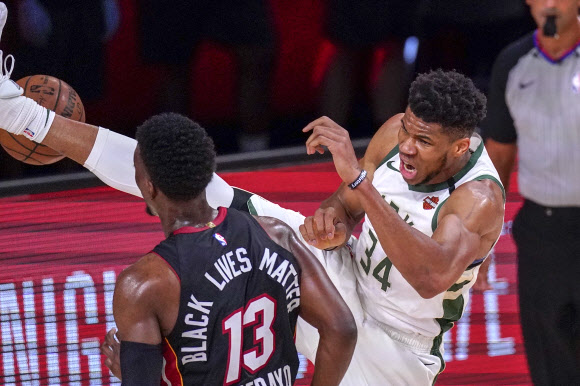 야니스 아데토쿤보(오른쪽)가 7일(한국시간) 2019~20 NBA 플레이오프 마이애미 히트와의 4차전 경기에 출장해 공을 다투고 있다. 올랜도 AP 연합뉴스