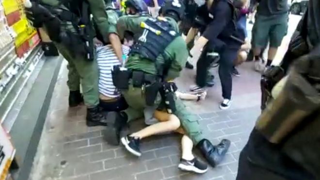 홍콩 경찰이 지난 6일 몽콕 지구에서 열린 민주화 요구 시위 도중 주변을 지나던 열두 살 소녀와 그녀 오빠를 길바닥에 쓰러뜨려 붙잡고 있다. HKUST 라디오 뉴스 제공 로이터 