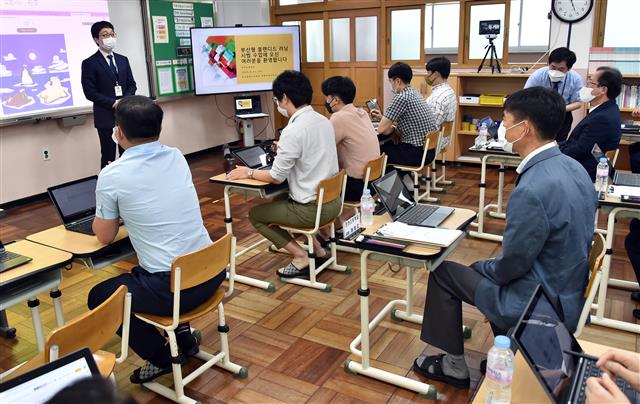 지난 8월 21일 부산 북구 포천초등학교에서 부산형 블렌디드 교실 컨설팅 지원단 교사가 ‘부산형 블렌디드 러닝 시범 수업’ 시연을 하고 있다. 부산시교육청 제공