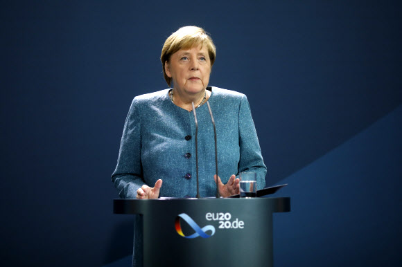 독일 정부가 기업 내 여성 임원을 의무적으로 할당하는 ‘여성 임원 할당제’를 도입하는데 합의했다. 사진은 앙겔라 메르켈 독일 총리가 베를린의 총리실에서 기자회견하는 모습. 베를린 AP 연합뉴스