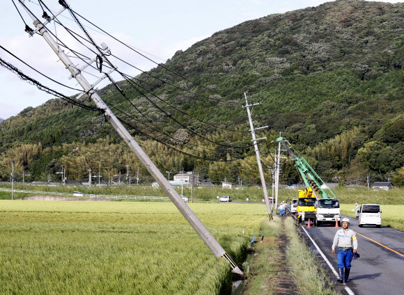 7일 오후 일본 사가(佐賀)현 다케오(武雄)시의 전신주가 제10호 태풍 하이선이 일으킨 강풍 때문에 기울어져 있다. 2020.9.8  교도=연합뉴스