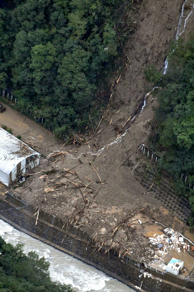 7일 오후 일본 미야자키(宮崎)현 시이바(椎葉)촌의 건설회사 사무소 겸 주택이 제10호 태풍 하이선이 일으킨 산사태로 파묻혔다. 이 산사태로 회사를 운영하는 70대 남성은 골절상을 입었고, 이 남성의 60대 아내와 30대 장남, 20대 베트남인 기능실습생 2명이 행방불명됐다. 2020.9.8  교도=연합뉴스