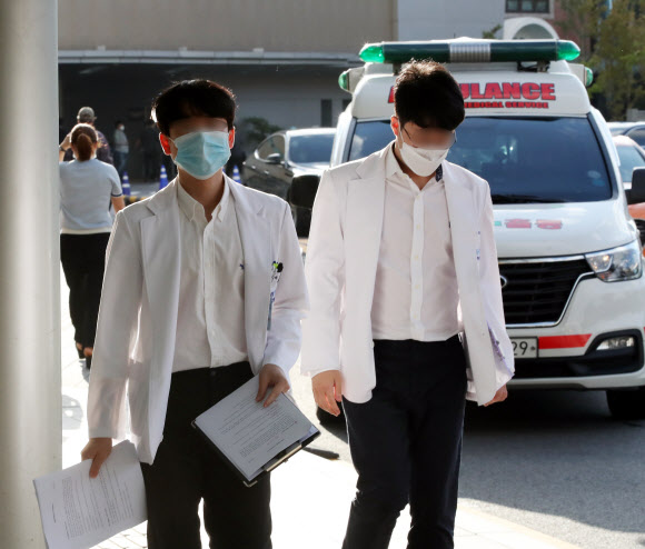 전공의들이 집단휴진을 벌인 지 18일 만에 업무에 복귀한 8일 오전 서울 종로구 서울대학교병원에서 전공의들이 회진을 가고 있다. 2020.9.8  연합뉴스