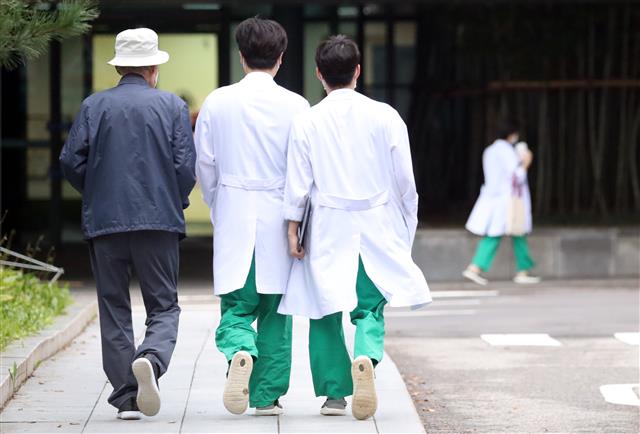 서울아산병원 전공의들이 8일 오전 기숙사에서 나와 업무에 복귀하고 있다. 정부의 의료정책에 반대하며 무기한 집단휴진을 이어왔던 대한전공의협의회 비상대책위원회가 집단 휴진 등 단체행동의 잠정 유보를 결정하고, 전국 각 수련병원 전공의들에게 업무 복귀를 요청했다. 2020.9.8 뉴스1