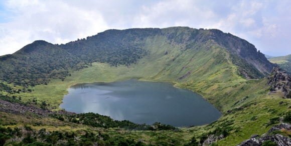 제9호 태풍 마이삭의 영향으로 지난 2일 하루 한라산 남벽에 1천㎜ 넘는 기록적인 폭우가 내렸다. 사진은 지난 5일 한라산 백록담에 물이 가득 찬 모습. 2020.9.8  한라산국립공원 제공