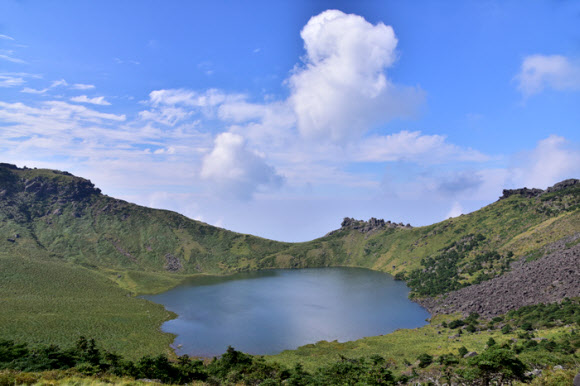 제9호 태풍 마이삭의 영향으로 지난 2일 하루 한라산 남벽에 1천㎜ 넘는 기록적인 폭우가 내렸다. 사진은 지난 5일 한라산 백록담에 물이 가득 찬 모습. 2020.9.8  한라산국립공원 제공