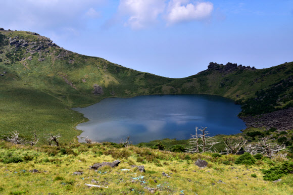제9호 태풍 마이삭의 영향으로 지난 2일 하루 한라산 남벽에 1천㎜ 넘는 기록적인 폭우가 내렸다. 사진은 지난 5일 한라산 백록담에 물이 가득 찬 모습. 2020.9.8  한라산국립공원 제공