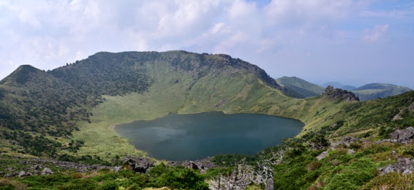 제9호 태풍 마이삭의 영향으로 지난 2일 하루 한라산 남벽에 1천㎜ 넘는 기록적인 폭우가 내렸다. 사진은 지난 5일 한라산 백록담에 물이 가득 찬 모습. 2020.9.8  한라산국립공원 제공