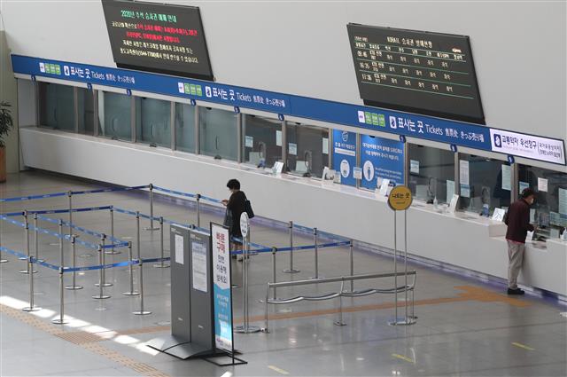 추석 연휴 열차표 예약이 시작된 8일 오전 서울 중구 서울역 표사는 곳이 한산한 모습을 보이고 있다. 올해는 신종 코로나바이러스 감염증(코로나19) 전염 우려로 100% 온라인으로만 예매를 진행하며 사회적 거리두기를 위해 창가 측 좌석만 예매할 수 있다. 이날은 경부선·경전선·동해선·대구선·충북선·경북선 열차 승차권을 판매하고, 9일에는 호남선·전라선·강릉선·장항선·중앙선·태백선·영동선·경춘선 승차권을 판매한다. 2020.9.8 뉴스1