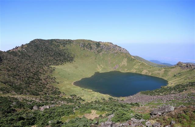 8일 오전 제9호 태풍 ‘마이삭’과 제10호 태풍 ‘하이선’ 몰고 온 폭우에 제주 한라산 백록담에 물이 차 장관을 연출하고 있다. 2020.9.8 제주도의회 제공