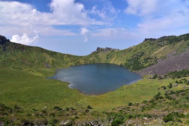 제9호 태풍 ‘마이삭’의 영향으로 한라산에 1000mm 이상의 비가 내린 후인 지난 5일 백록담이 만수위를 기록하고 있다. 2020.9.8 한라산국립공원 제공