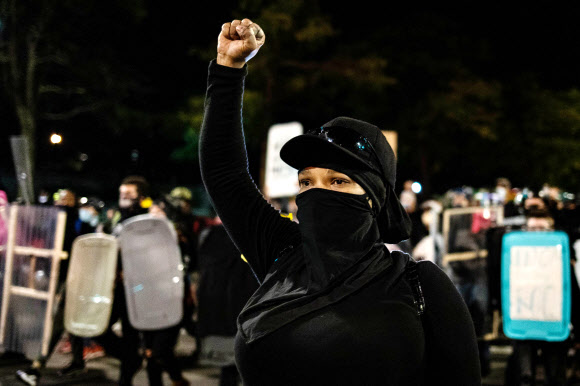 한 시위자가 6일(현지시간) 미국 뉴욕주 로체스터에서 흑인 남성 대니얼 푸르드의 ‘복면 질식사’ 사건에 항의하는 시위를 벌이고 있다. AFP 연합뉴스