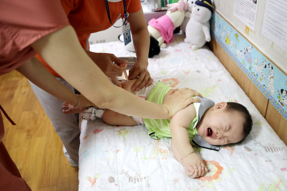 8일 광주 남구 인구보건복지협회 광주전남지회 가족보건의원에서 독감 국가예방접종이 이뤄지고 있다. 질병관리본부는 신종 코로나바이러스 감염증(코로나19)과 독감의 동시 유행에 대비하기 위해 이날부터 독감 국가예방접종을 시행한다. 2020.9.8  연합뉴스