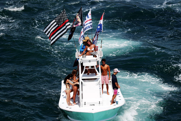 도널드 트럼프 미국 대통령의 지지자들이 7일(현지시간) 플로리다주 웨스트팜비치 마라라고 트럼프 자택 앞바다에서 성조기와 트럼프 선거 깃발을 달고 보트 퍼레이드를 하고 있다. 게티/AFP 연합뉴스