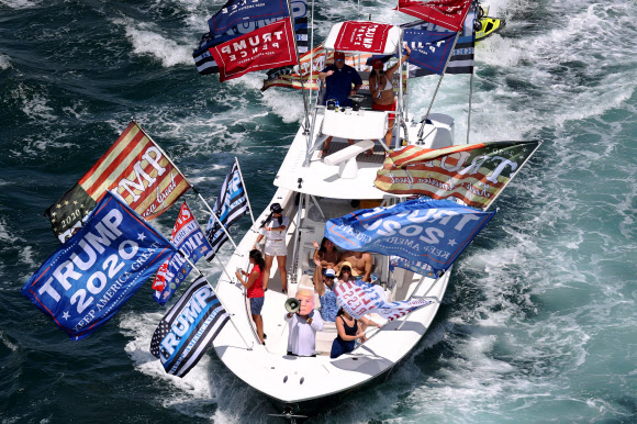 도널드 트럼프 미국 대통령의 지지자들이 7일(현지시간) 플로리다주 웨스트팜비치 마라라고 트럼프 자택 앞바다에서 성조기와 트럼프 선거 깃발을 달고 보트 퍼레이드를 하고 있다. 게티/AFP 연합뉴스