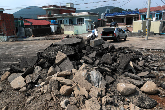 8일 부산 기장군 월전마을 해안도로가 태풍 하이선으로 곳곳이 파손돼 복구 작업이 진행되고 있다. 2020.9.8  연합뉴스