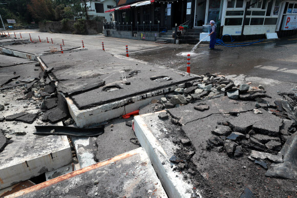 8일 부산 기장군 월전마을 해안도로가 태풍 하이선으로 곳곳이 파손돼 복구 작업이 진행되고 있다. 2020.9.8  연합뉴스