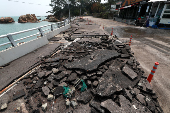 8일 부산 기장군 월전마을 해안도로가 태풍 하이선으로 곳곳이 파손돼 복구 작업이 진행되고 있다. 2020.9.8  연합뉴스