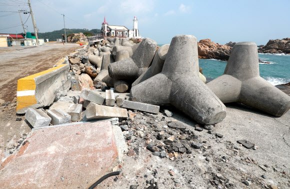 8일 부산 기장군 월전마을 해안도로가 태풍 하이선으로 곳곳이 파손돼 복구 작업이 진행되고 있다. 2020.9.8  연합뉴스