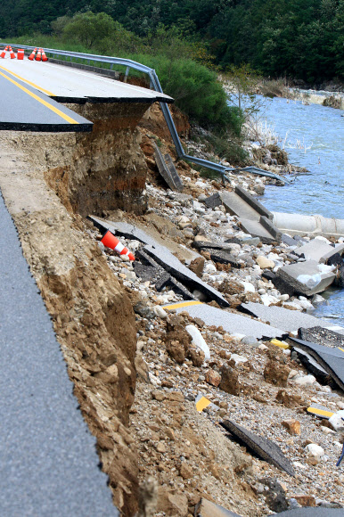 제10호 태풍 하이선에 유실된 강원 양양군 현북면 원일전리 59번 국도가 8일 이틀째 전면 통제되고 있다. 2020.9.8  연합뉴스