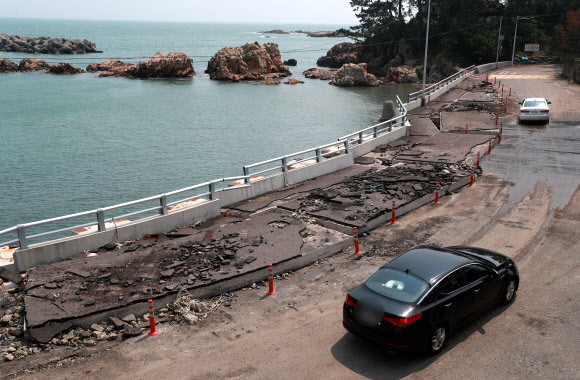 8일 부산 기장군 월전마을 해안도로가 태풍 하이선으로 곳곳이 파손돼 있다. 2020.9.8  연합뉴스