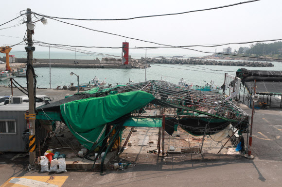 8일 태풍 마이삭과 하이선이 북상할 때 월파 피해를 본 부산 기장군 월전마을 한 임시 활어센터가 부서져 있다. 2020.9.8  연합뉴스