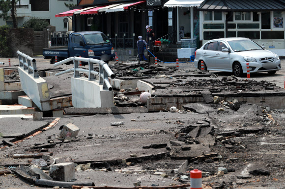 8일 태풍 하이선 북상 때 큰 피해를 입은 부산 기장군 월전마을 해안도로 모습. 2020.9.8  연합뉴스