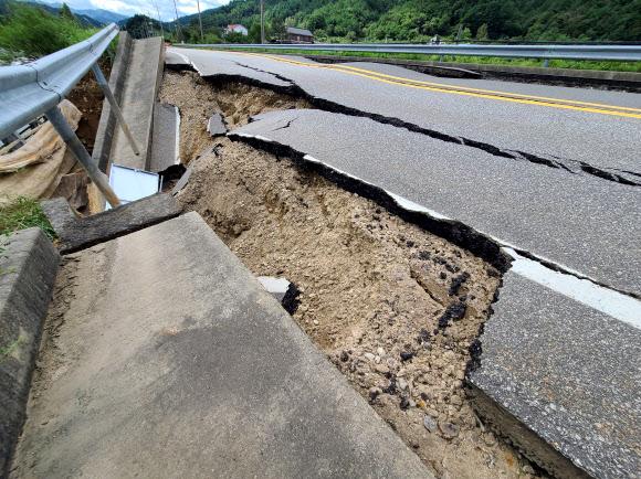 제10호 태풍 하이선에 유실된 강원 양양군 현북면 원일전리 59번 국도가 8일 이틀째 전면 통제되고 있다. 2020.9.8  연합뉴스
