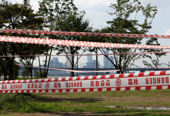 8일 오후 서울 반포한강공원 피크닉장 주위에 출입통제 테이프가 둘러져 있다. 이날 오후 2시부터 신종 코로나바이러스 감염증(코로나19) 확산 방지를 위해 여의도·뚝섬·반포 등 주요 한강공원 내 밀집지역에 시민 출입이 통제된다. 공원별 통제 대상 구역은 여의도공원 이벤트광장과 계절광장, 뚝섬 자벌레 주변 광장(청담대교 하부 포함), 반포 피크닉장 1?2다. 이번 조치는 코로나19 재확산을 저지하기 위한 서울시 ‘천만시민 멈춤 주간’이 종료될 때까지 이어진다. 2020.9.8  연합뉴스