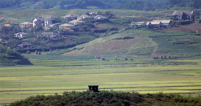 8일 경기도 파주시 접경지역에서 바라본 태풍이 지나간 북한 개풍군 마을이 고요하다. 8일 미국의소리(VOA) 방송에 따르면 오픈도어스 미국지부는 최근 자체 웹사이트에 북한 주민들의 식량난 실태를 전하며 “코로나로 인한 국경 봉쇄, 식량 부족, 감당할 수 없는 식량 가격으로 주민들이 고통받고 있고, 여기에 홍수와 산사태, 폭염까지 더해 북한 주민들이 매우 힘든 한 해를 보내고 있다”고 설명했다. 한편 9일은 북한의 정권 수립일인 ‘9·9절’이다. 2020.9.8 뉴스1