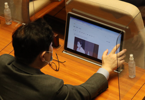 주호영 국민의힘 원내대표가 8일 국회 교섭단체 대표연설을 하는 가운데 한 여당의원이 추미애 법무부 장관 아들 관련 기사를 보고있다. 2020. 9. 8  김명국 선임기자 daunso@seoul.co.kr