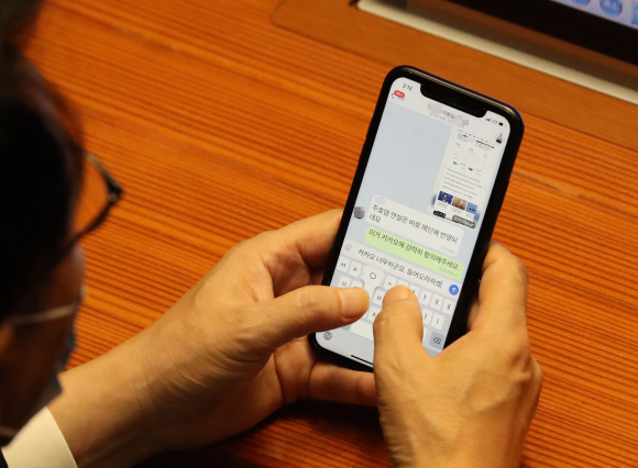 8일 국회 본회의장에서 주호영 국민의힘 원내대표가 교섭단체 대표연설을 했다. 한 여당의원이 연설 도중 주호영 원내대표 연설과 관련해 핸드폰을 하고있다. 2020. 9. 8  김명국 선임기자 daunso@seoul.co.kr