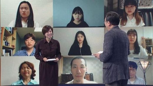 KBS 1TV ‘온택트 시민토크’는 국내외 전문가와 시민들이 화상으로 출연해 코로나19 대응 방안을 고민한다. 방송인 박미선(왼쪽)과 이종구 서울대 교수가 인터뷰와 시민 토론을 진행한다.<br>KBS 제공