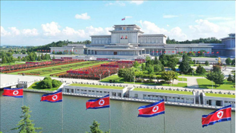 북한 평양시 당원 1만2천명으로 이뤄진 수도당원사단이 8일 제9호 태풍 ‘마이삭’으로 피해를 본 함경도로 출발하기 전 금수산태양궁전 광장에 집결해 결기대회를 열었다고 9일 노동신문은 보도했다. 2020.9.9  노동신문 홈페이지 캡처.