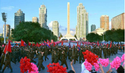 북한 평양시 당원 1만2천명으로 이뤄진 수도당원사단이 8일 제9호 태풍 ‘마이삭’으로 피해를 본 함경도로 출발하기 전 금수산태양궁전 광장에 집결해 결기대회를 열었다고 9일 노동신문은 보도했다. 2020.9.9  노동신문 홈페이지 캡처.