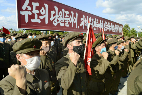 북한 평양시 당원 1만2천명으로 이뤄진 수도당원사단이 8일 태풍 피해를 본 함경도로 출발하기 전 금수산태양궁전 광장에 집결해 궐기대회를 열고 있다. 2020.9.9  교도=연합뉴스