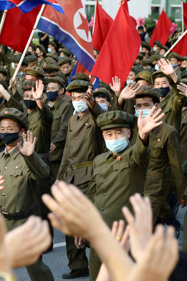 북한 평양시 당원 1만2천명으로 이뤄진 수도당원사단이 8일 태풍 피해를 본 함경도로 출발하기 전 평양 시내를 행진하고 있다. 2020.9.9  교도=연합뉴스