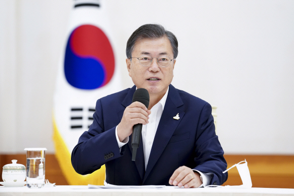 문재인 대통령이 9일 청와대에서 열린 더불어민주당 주요지도부 초청 간담회에서 인사말을 하고 있다. 2020.9.9  도준석 기자 pado@seoul.co.kr