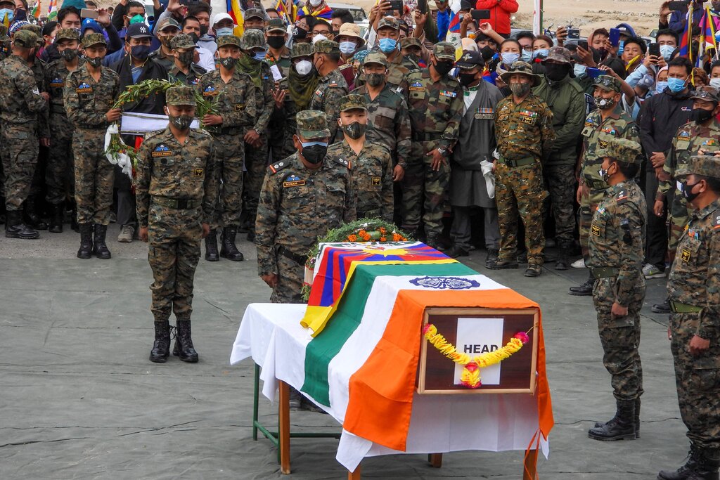 8월 말 중국과의 국경선에서 지뢰를 밟아 사망한 인도 특수군 소속 티베트 난민 중대장의 장례식이 7일 초글람사르 티베트 난민촌에서 진행되고 있다. 초글람사르 AFP 연합뉴스