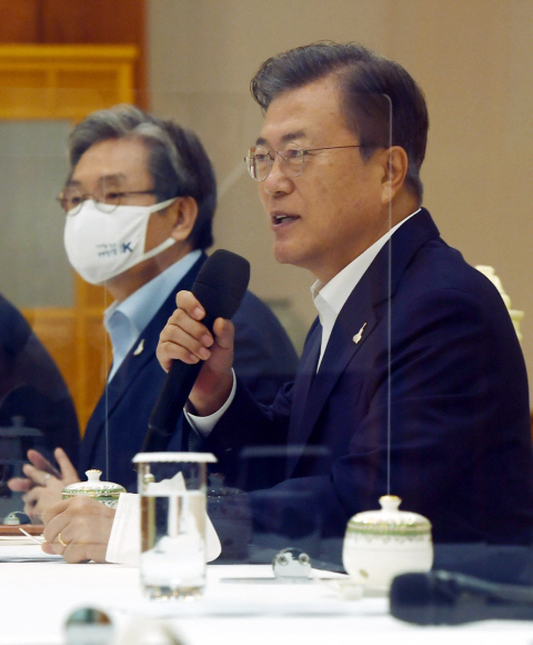 문재인 대통령이 9일 청와대에서 열린 더불어민주당 주요지도부 초청 간담회에서 인사말을 하고 있다. 2020. 9. 9 도준석 기자pado@seoul.co.kr