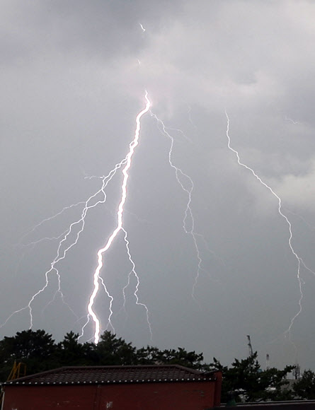 9일 오전 울산시 동구 하늘에 번개가 치고 있다. 2020.9.9  연합뉴스